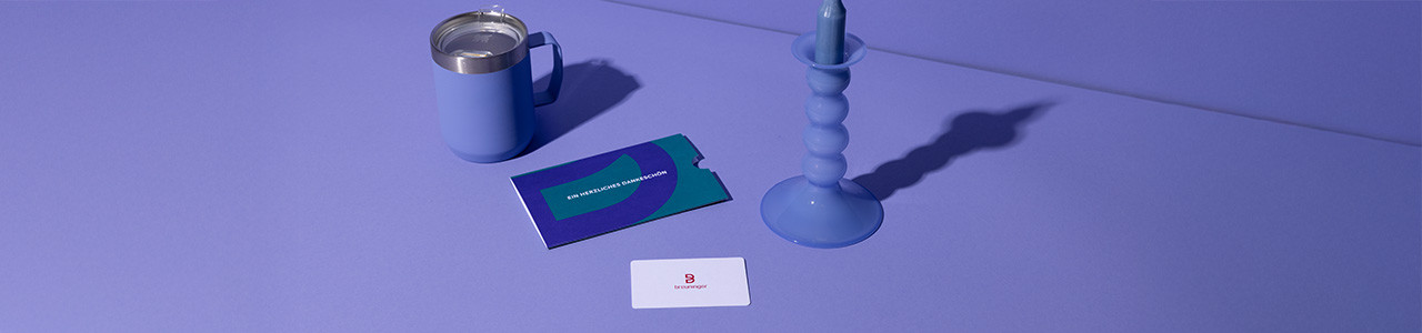 Blaue Kerze, blaue Tasse, Geschenkkarte, lilafarbener Hintergrund.