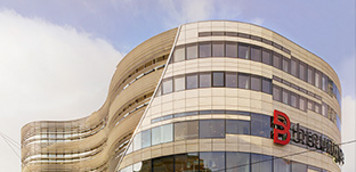 Fassade des Breuninger Flagship‑Hauses in Düsseldorf, verglast mit rotem Markenlogo