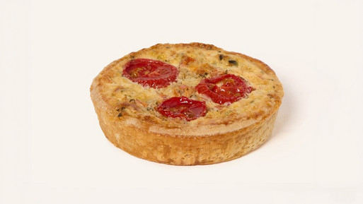 Kirschtomaten-Quiche mit knusprigem, goldenem Mürbeteigboden, belegt mit glänzend glasierten, saftigen Kirschentomaten. – ein klassisch-fruchtiger Genussmoment aus der Breuninger Confiserie.
