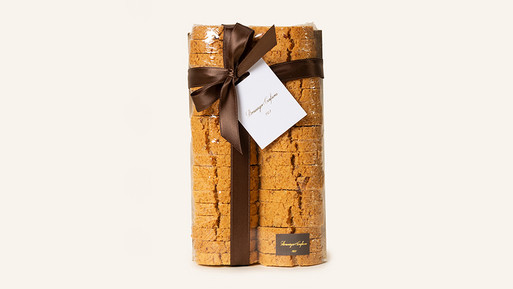 Sbreghette – ein zartes Mandelgebäck aus Italien, das in der Breuninger Confiserie mit viel Liebe und Sorgfalt präsentiert wird. Diese knusprigen Köstlichkeiten bestehen aus feinsten Mandeln und sind perfekt für den kleinen Moment des Genusses. Die Sbreghette sind in einer transparenten Folie sorgfältig gestapelt und mit einer eleganten, dunkelbraunen Schleife dekoriert, die das hochwertige Erscheinungsbild unterstreicht. Ein schlichtes, weißes Etikett mit der Aufschrift „Breuninger Confiserie 1951“ rundet die Verpackung stilvoll ab. Dieses Gebäck eignet sich ideal als Begleitung zu Kaffee oder Tee und ist auch ein wunderbares Geschenk für Liebhaber italienischer Spezialitäten.