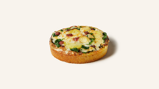 Herzhafte Quiche mit Gemüse und Käse auf hellem Hintergrund.