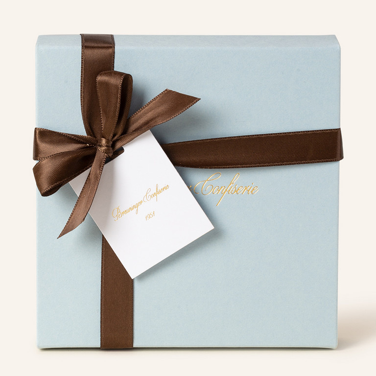 Edle Trüffel-Geschenkbox in zartem Hellblau, elegant verziert mit einer feinen Schleife in Bronze-Braun und einem weißen Geschenkanhänger – die perfekte Geschenkidee für Schokoladenliebhaber mit kostbaren Trüffeln der Breuninger Confiserie.