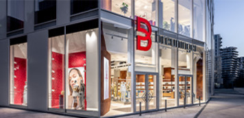 Breuninger Haus in Hamburg – verglaste Eckfassade mit rotem B-Logo