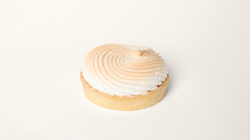 Johannisbeer-Tartelette mit heller Mürbeteig-Basis, gekrönt mit geschwungener, goldbraun getoasteter Baiser-Haube – ein erlesener Genuss aus der Breuninger Confiserie.