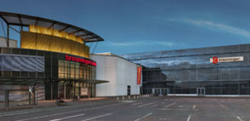 Außenansicht des Breuninger Gebäudes in Ludwigsburg mit Eingangsbereich und Logo bei Abendlicht