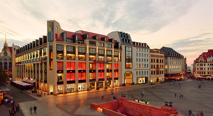 Das Bild zeigt die Fassade des Breuninger Department Stores Leipzig.