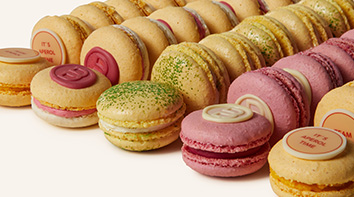 "DIE NEUEN SOMMER-MACARONS SIND DA "